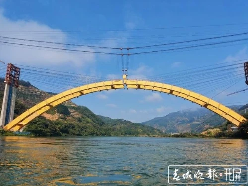 澜沧江特大桥成功合龙,300米大桥跨径创纪录!景海高速再传好消息 罗宗伟 通讯员 王卓 摄