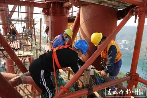 澜沧江特大桥成功合龙,300米大桥跨径创纪录!景海高速再传好消息 罗宗伟 通讯员 王卓 摄