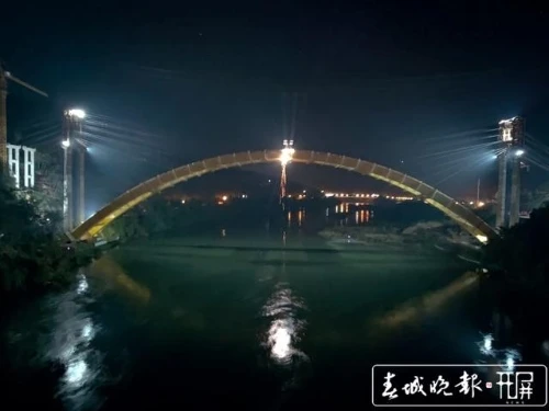 澜沧江特大桥成功合龙,300米大桥跨径创纪录!景海高速再传好消息 罗宗伟 通讯员 王卓 摄