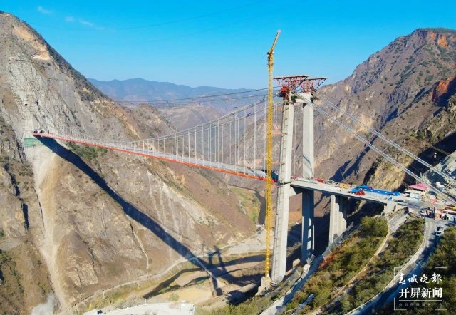 世界最大跨度单塔单跨钢箱梁悬索桥合龙 玉楚高速