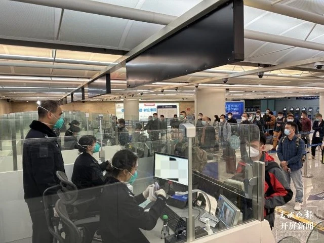 昆明长水机场入境航班恢复至T1航站楼(春城晚报—开屏新闻记者 张勇 杨茜 通讯员 赵云鹏 梁靖雯 王瑞东 摄)