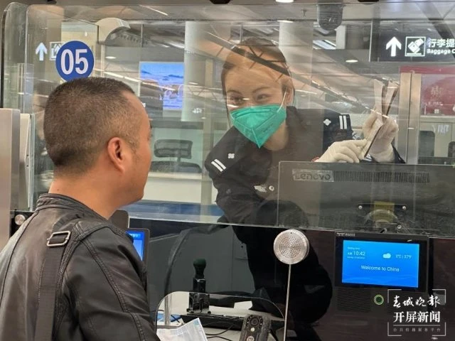 昆明长水机场入境航班恢复至T1航站楼(春城晚报—开屏新闻记者 张勇 杨茜 通讯员 赵云鹏 梁靖雯 王瑞东 摄)